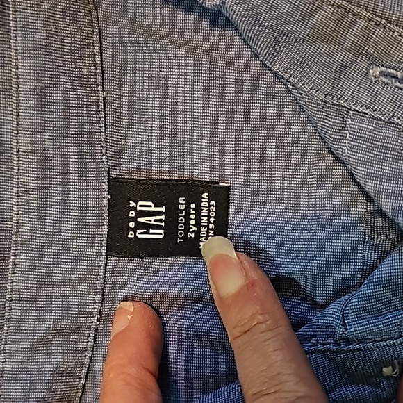 Gap size 2yrs, Soft Blue button down shirt.  In Excellent, like New ❤️ condition - Picture 3 of 8